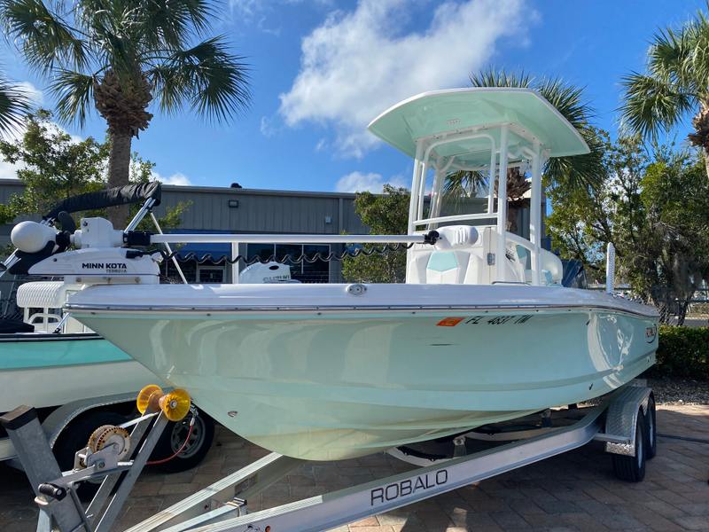 2023 Robalo R226
